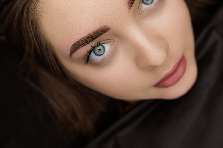 ¿Qué no debo hacer después de una micropigmentación de cejas? (Guía profesional para tus clientas)
